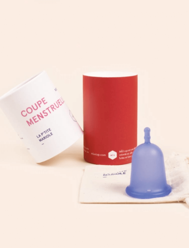 Cup la Petite Mariole de la marque française Miu. Bleu et rigide. Capacité pour flux légers à moyens. A retrouver dans les boutiques menstruelles Rañute, en Suisse.