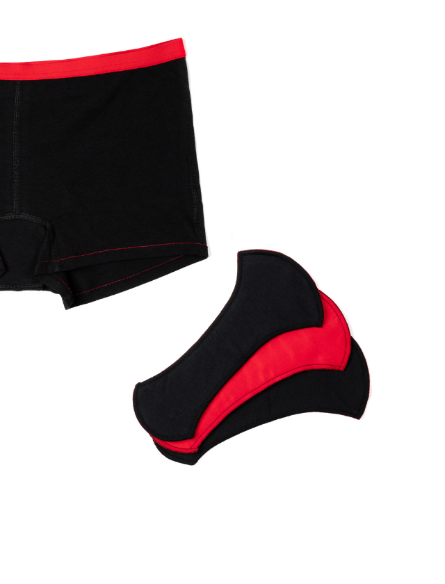 Boxer menstruel Mme L'Ovary, noir et élastique rouge. Flux légers à flux abondants avec ses trois serviettes amovibles.
