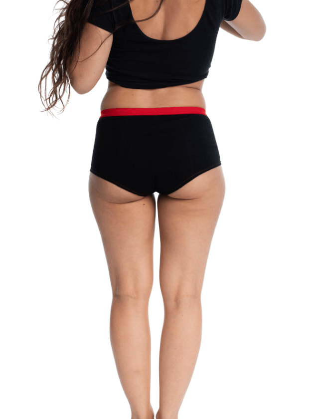 Culotte menstruelle de la marque Mme L’ovary. Modèle Nighty noir avec élastique rouge. Flux abondant. Tailles du XXS au XXL. A retrouver dans les boutiques menstruelles Rañute, en Suisse.