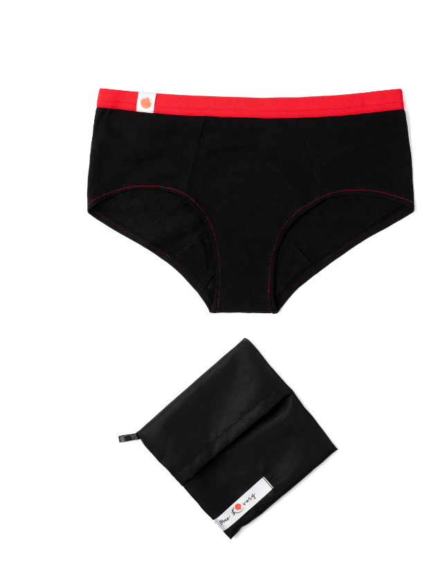 Culotte menstruelle de la marque Mme L’ovary. Modèle Nighty noir avec élastique rouge. Flux abondant. Tailles du XXS au XXL. A retrouver dans les boutiques menstruelles Rañute, en Suisse.
