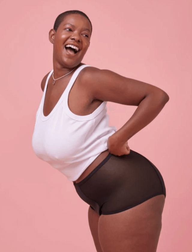 La culotte Hot Pantys, taille haute, details tulles sur les côtés de la marque brésilienne Pantys est adaptée pour les flux abondants. Existe en noir et en rouge. Taille du XS au 3XL. A retrouver dans les boutiques Rañute, en Suisse.