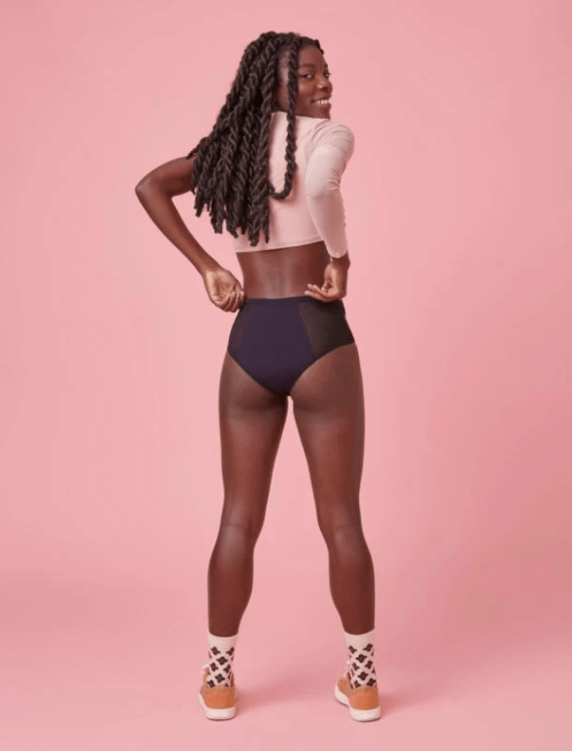 La culotte Hot Pantys, taille haute, details tulles sur les côtés de la marque brésilienne Pantys est adaptée pour les flux abondants. Existe en noir et en rouge. Taille du XS au 3XL. A retrouver dans les boutiques Rañute, en Suisse.