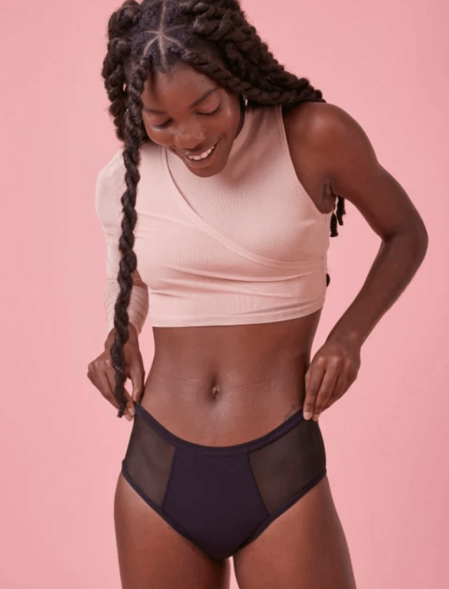 La culotte Hot Pantys, taille haute, details tulles sur les côtés de la marque brésilienne Pantys est adaptée pour les flux abondants. Existe en noir et en rouge. Taille du XS au 3XL. A retrouver dans les boutiques Rañute, en Suisse.