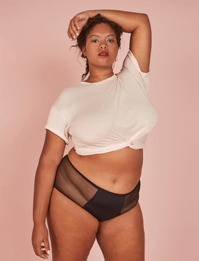 La culotte Hot Pantys, taille haute, details tulles sur les côtés de la marque brésilienne Pantys est adaptée pour les flux abondants. Existe en noir et en rouge. Taille du XS au 3XL. A retrouver dans les boutiques Rañute, en Suisse.
