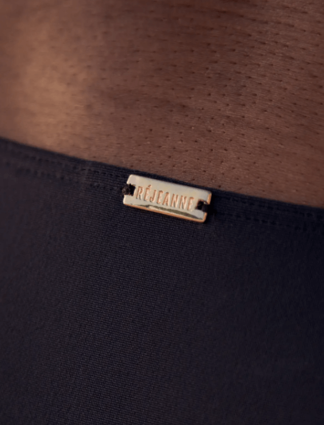 Culotte de bain menstruelle noire de Réjeanne. Pour flux légers. Gros plan sur l'élastique avec détails