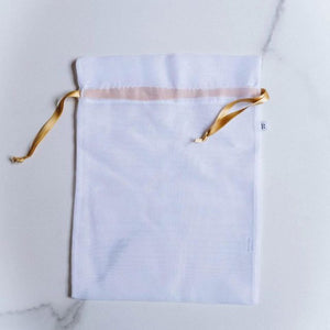 Filet de lavage Perdième lingerie. Accessoire conçu pour laver en toute sécurité vos culottes menstruelles. A retrouver dans vos boutiques menstruelles Rañute en Suisse.