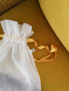 Filet de lavage Perdième lingerie. Accessoire conçu pour laver en toute sécurité vos culottes menstruelles. A retrouver dans  vos boutiques menstruelles Rañute en Suisse.