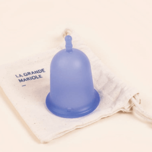 Cup la Grande Mariole de la marque française Miu. Bleu et rigide pour les périnées toniques. Capacité pour grand flux. A retrouver dans les boutiques menstruelles Rañute, en Suisse.