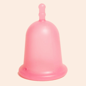 Cup la Grande Minote de la marque française Miu. Rose et souple. Capacité pour grand flux. A retrouver dans les boutiques menstruelles Rañute, en Suisse.