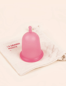 Cup la Grande Minote de la marque française Miu. Rose et souple. Capacité pour grand flux. A retrouver dans les boutiques menstruelles Rañute, en Suisse.