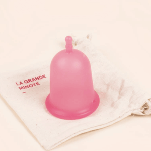 Cup la Grande Minote de la marque française Miu. Rose et souple. Capacité pour grand flux. A retrouver dans les boutiques menstruelles Rañute, en Suisse.