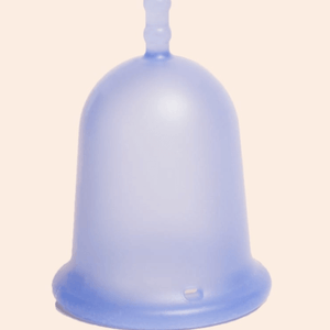 Cup la Petite Mariole de la marque française Miu. Bleu et rigide. Capacité pour flux légers à moyens. A retrouver dans les boutiques menstruelles Rañute, en Suisse.