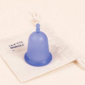 Cup la Petite Mariole de la marque française Miu. Bleu et rigide. Capacité pour flux légers à moyens. A retrouver dans les boutiques menstruelles Rañute, en Suisse.