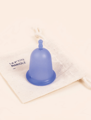 Cup la Petite Mariole de la marque française Miu. Bleu et rigide. Capacité pour flux légers à moyens. A retrouver dans les boutiques menstruelles Rañute, en Suisse.
