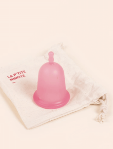 Cup la Petite Minote de la marque française Miu. Rose et souple. Capacité pour flux légers à moyens. A retrouver dans les boutiques menstruelles Rañute, en Suisse.