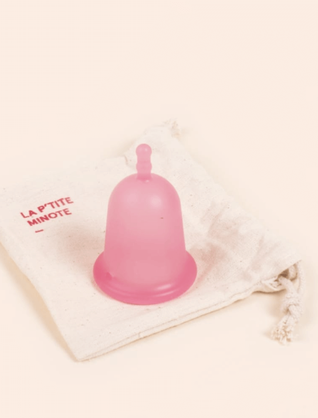 Cup la Petite Minote de la marque française Miu. Rose et souple. Capacité pour flux légers à moyens. A retrouver dans les boutiques menstruelles Rañute, en Suisse.