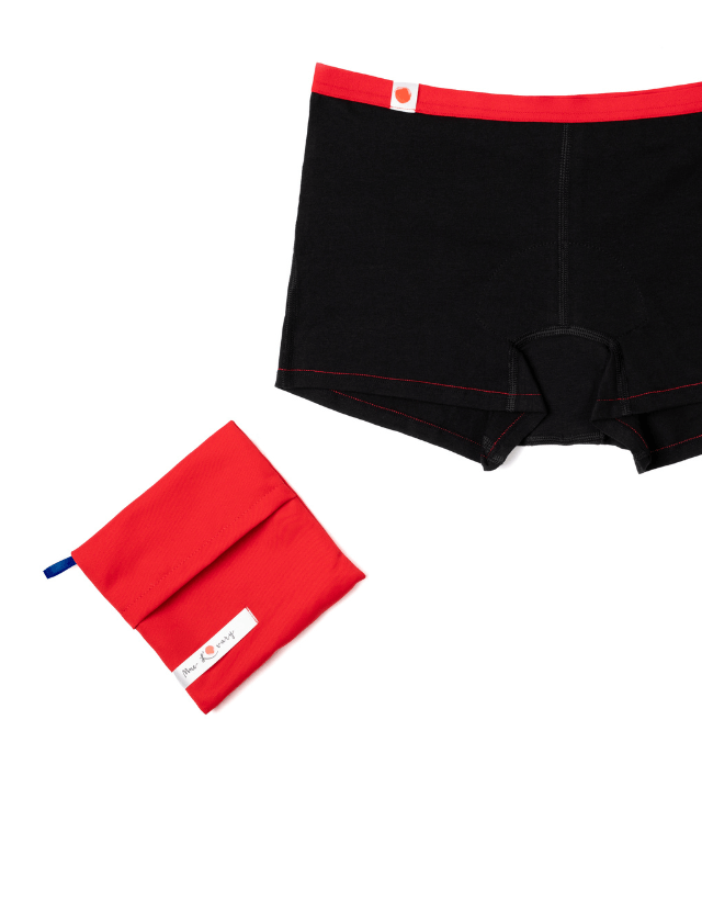 Boxer menstruel Mme L'Ovary, noir et élastique rouge. Flux légers à flux abondants avec ses trois serviettes amovibles.