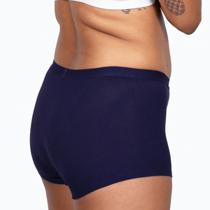 Boxer de la marque Moodz, il est bleu nuit cotelé, avec 3 petits boutons balnc devant. A porter le jour et la nuit, pour les flux abondant, a retrouver dans toutes les boutique Rañute, boutique menstruelle Suisse.