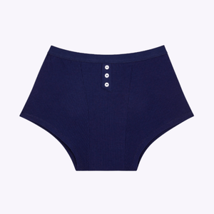 Boxer de la marque Moodz, il est bleu nuit cotelé, avec 3 petits boutons balnc devant. A porter le jour et la nuit, pour les flux abondant, a retrouver dans toutes les boutique Rañute, boutique menstruelle Suisse.
