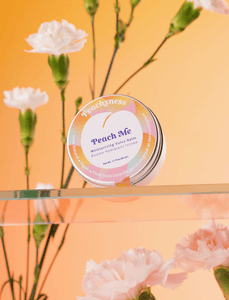 Baume pour la vulve de Peachyness avec fleurs décoratives en fond