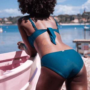 Culotte de bain menstruelle bleu paon de Réjeanne. Pour flux légers. Vue de derrière